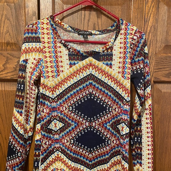 Bright and bold pattern long sleeve - Picture 2 of 4